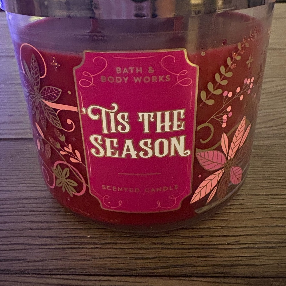 Bath & Body Works 'Tis The Season Scented Candle - Red and Pink